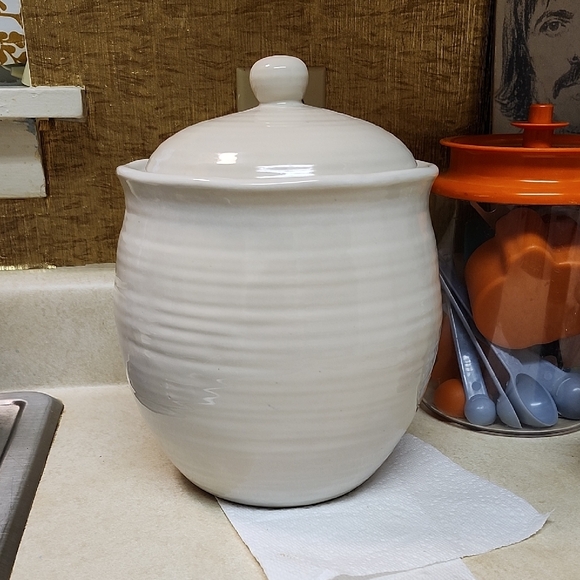 OH GUSSIE! HAND GLAZED POTTERY JAR with LID - Picture 1 of 5